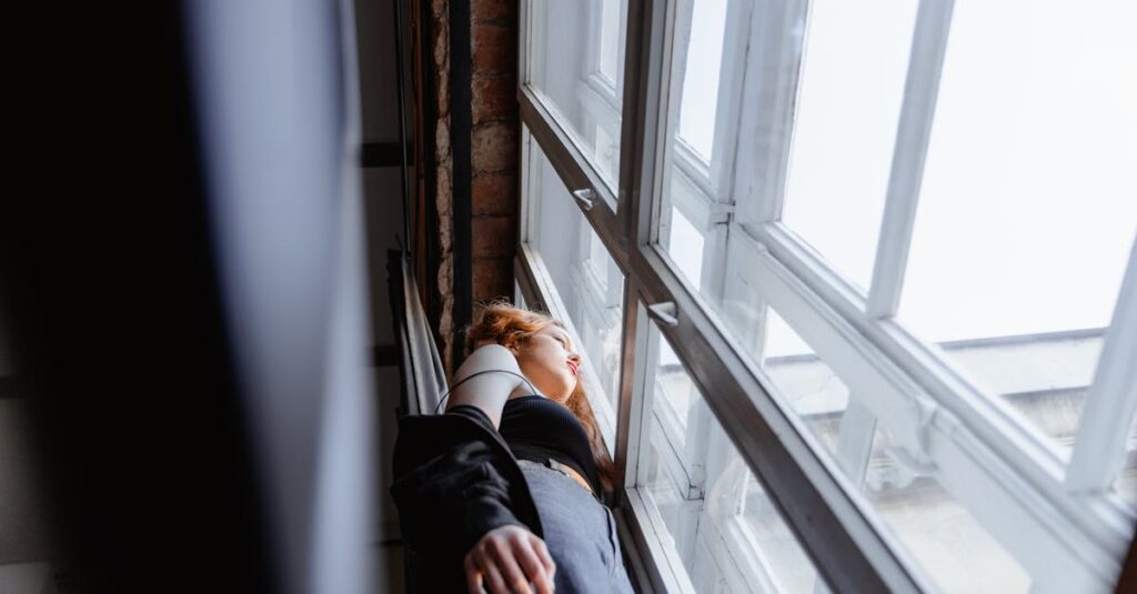 モヤモヤした感情を抱える女性が自分の気持ちを探る様子