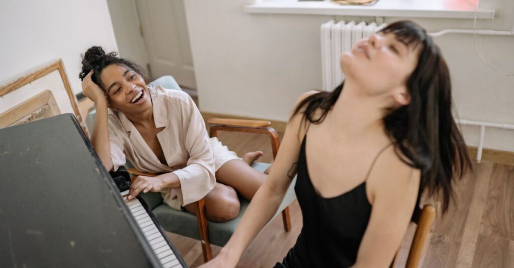 自由に、のびのびとピアノを弾く女性。好きな人の前でも、自分らしさを失わなかったのだめのように。