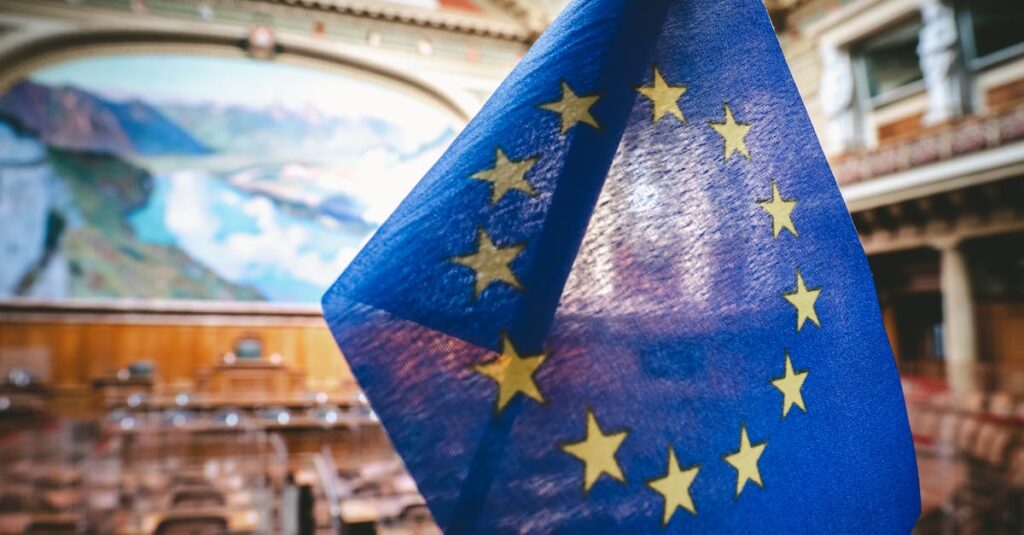 ファンタジー世界で七人の最強魔法使いが並び立つ荘厳な魔法評議会の一場面