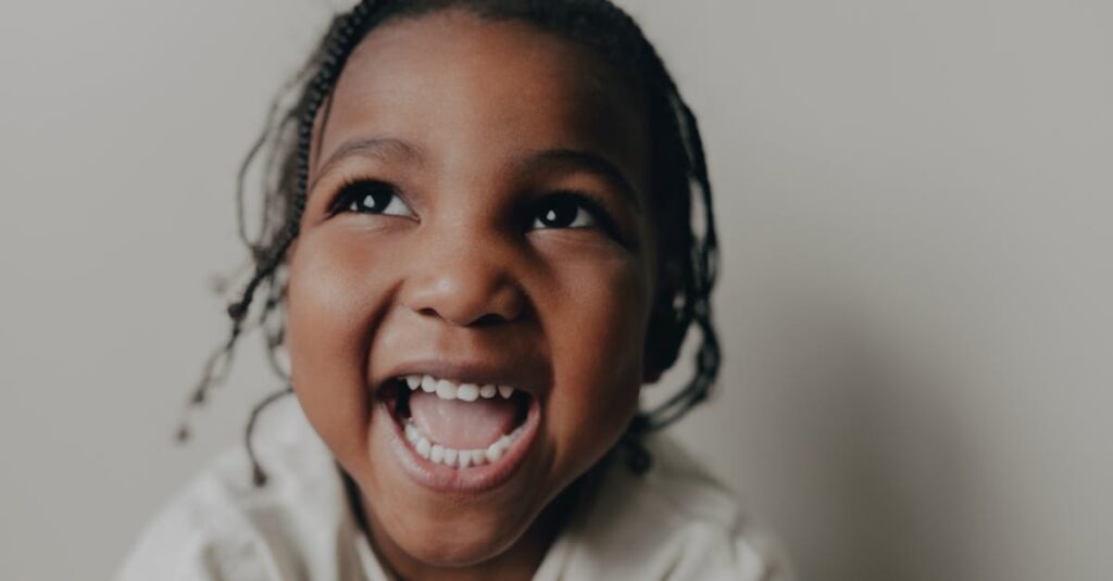 あたたかな光の中で素直に笑う子ども。計算のない笑顔が、人の心をほぐしていく。