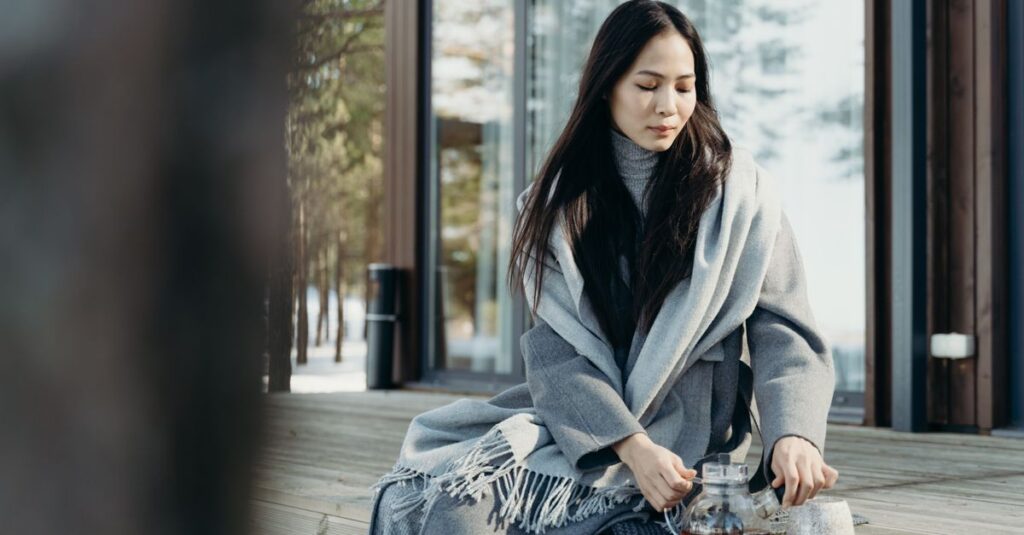 静かな時間に自分と向き合う、やさしい朝のセルフケアのイメージ