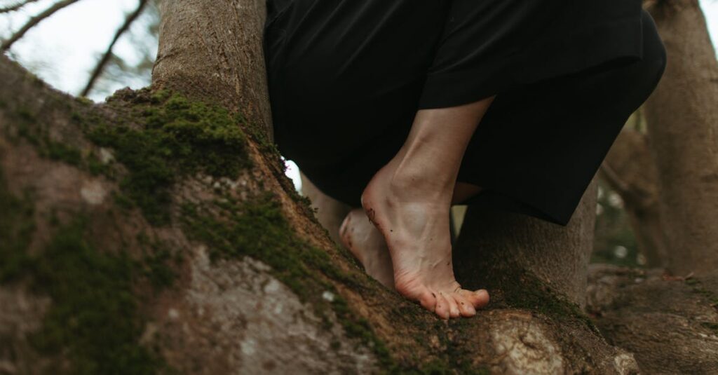 大地に素足で立つ。今ここにいることを、体で感じる静かな時間。
