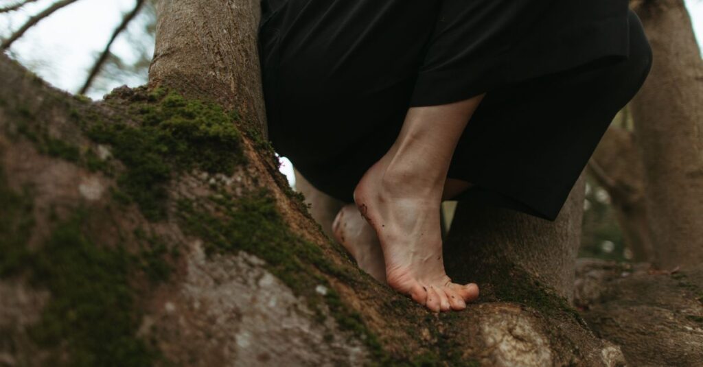 大地に素足で立つ。今ここにいることを、体で感じる静かな時間。