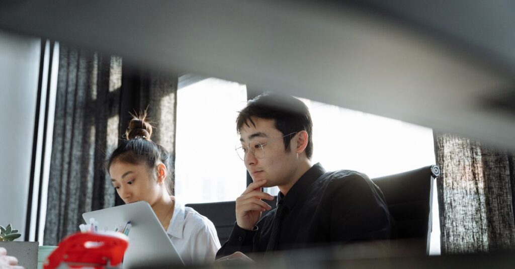 正反対のふたりが静かに向き合う。違いを超えて生まれる、信頼と成長。