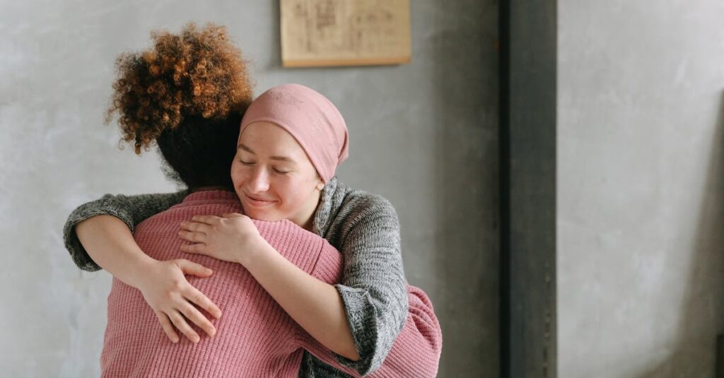 アニメで共感し涙を流すキャラクター、心に寄り添うシーンのイメージ