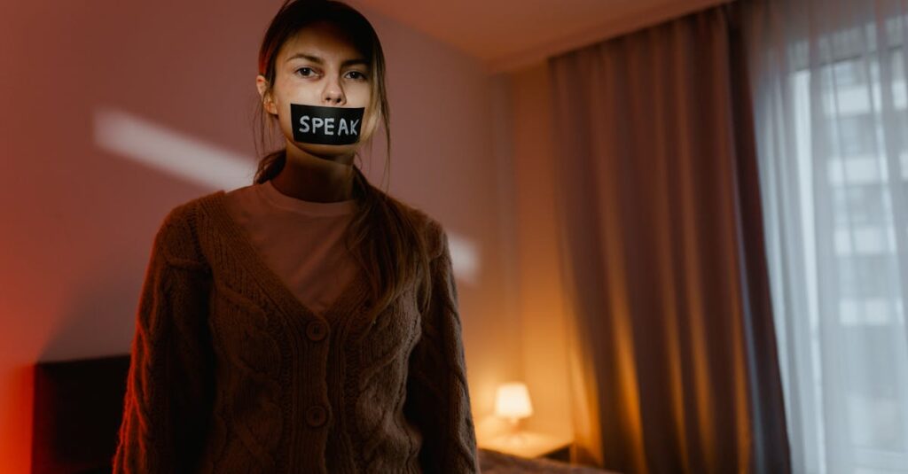 自己否定と劣等感に悩むアニメキャラ・善逸の心理を分析するイメージ