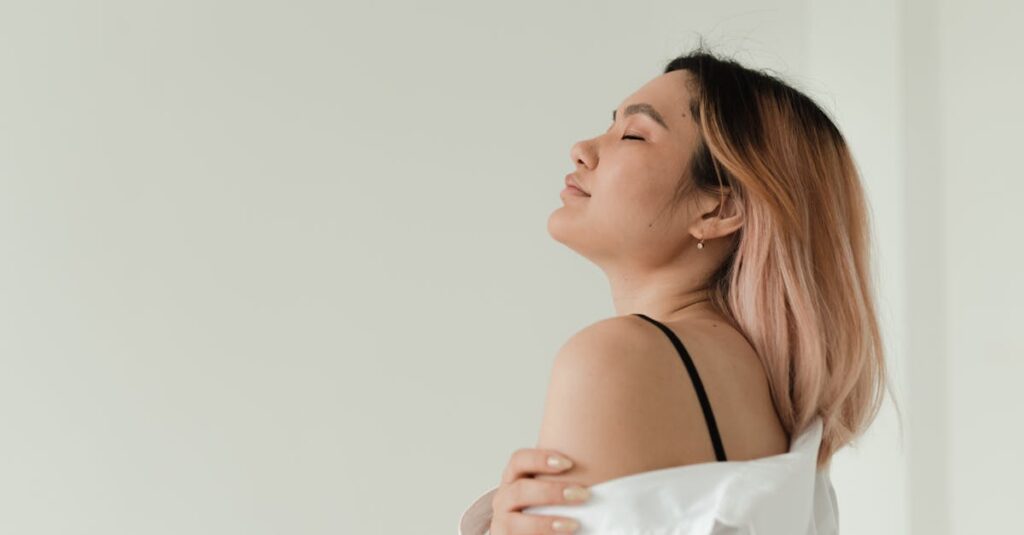 静かに微笑む女性。「これが私なんだ」と気づく、やわらかな自己肯定の瞬間。