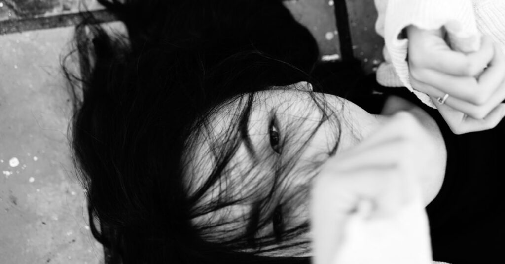 怖がりながらも、内側に揺るぎない覚悟を持つ人のイメージ