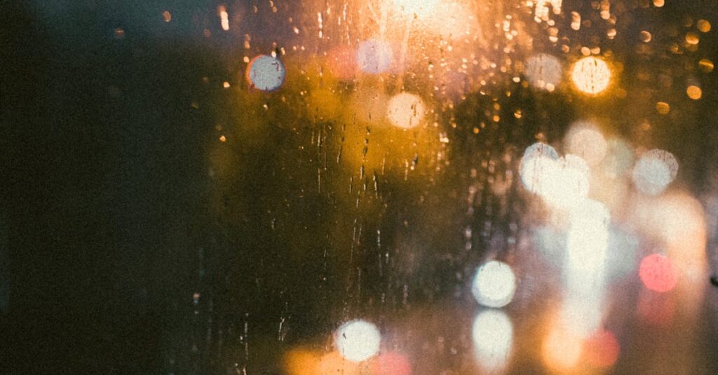 泣いてもいいと許してもらえるような、雨の夜の静けさのイメージ