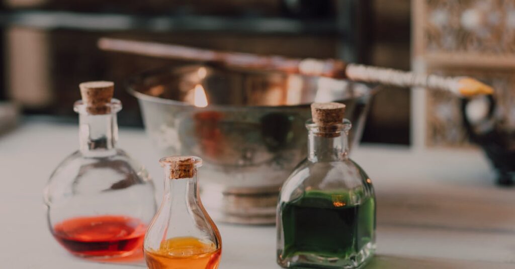 七人の魔導士とその背後に潜む謎や象徴性を表現した幻想的なビジュアル