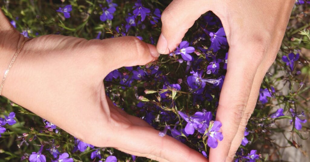 素直な心が人と人をつなぐ様子を優しく描いたアニメ風のイメージ