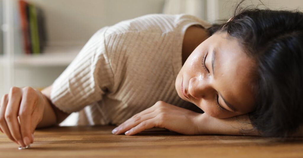 夕暮れの中で静かに前を向くアニメキャラクターたち。その生き方から、心のヒントが生まれる。