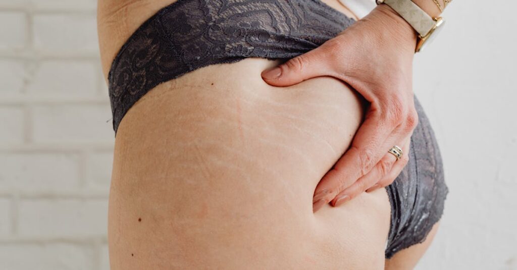 心を整えるためにアニメを再視聴する女性、やさしい照明の部屋で静かにくつろいでいる様子