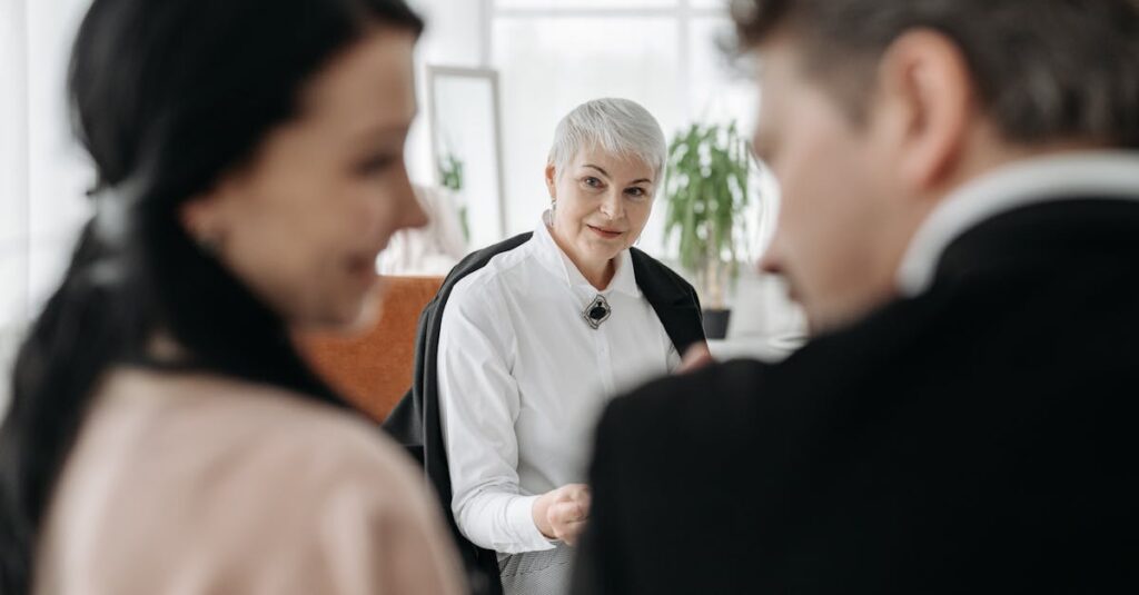 星座を活用した人間関係の気づきを得る女性、12星座の一覧を手にしてほほ笑んでいる様子