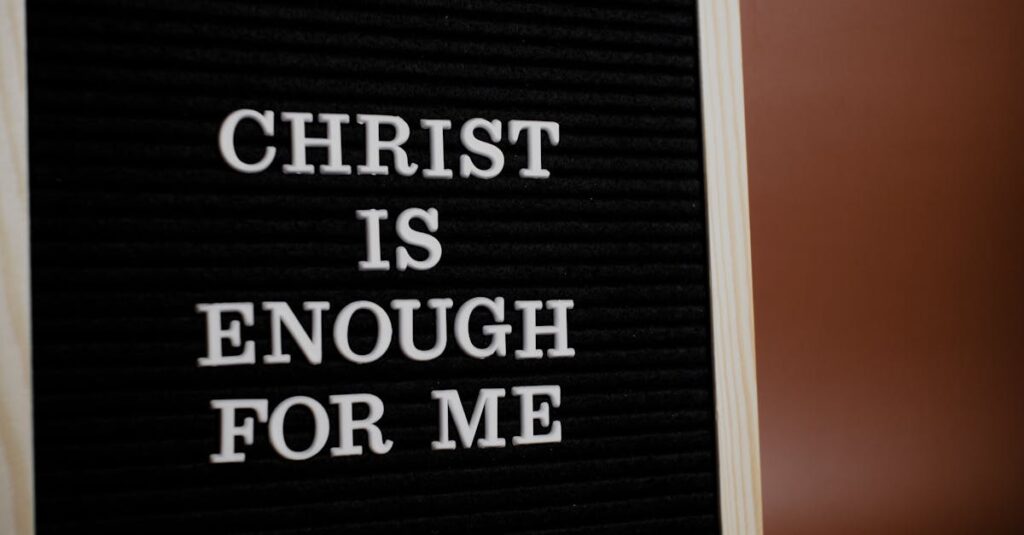 スピリチュアルなつながりを信じる女性が優しく微笑みながら空を見上げる静かなひととき