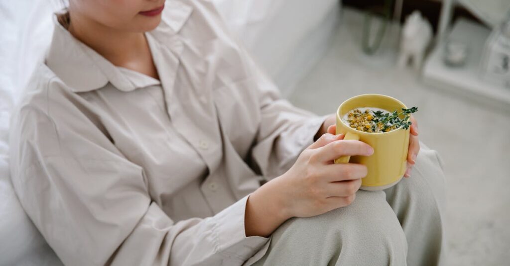 窓辺で静かにお茶を飲む女性。自分を取り戻すための、やわらかな時間。