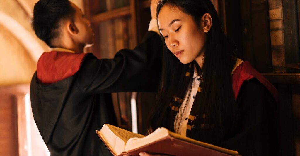 物語の本質を見抜くような賢人の視点でファンタジー世界を見つめる読者のイメージ