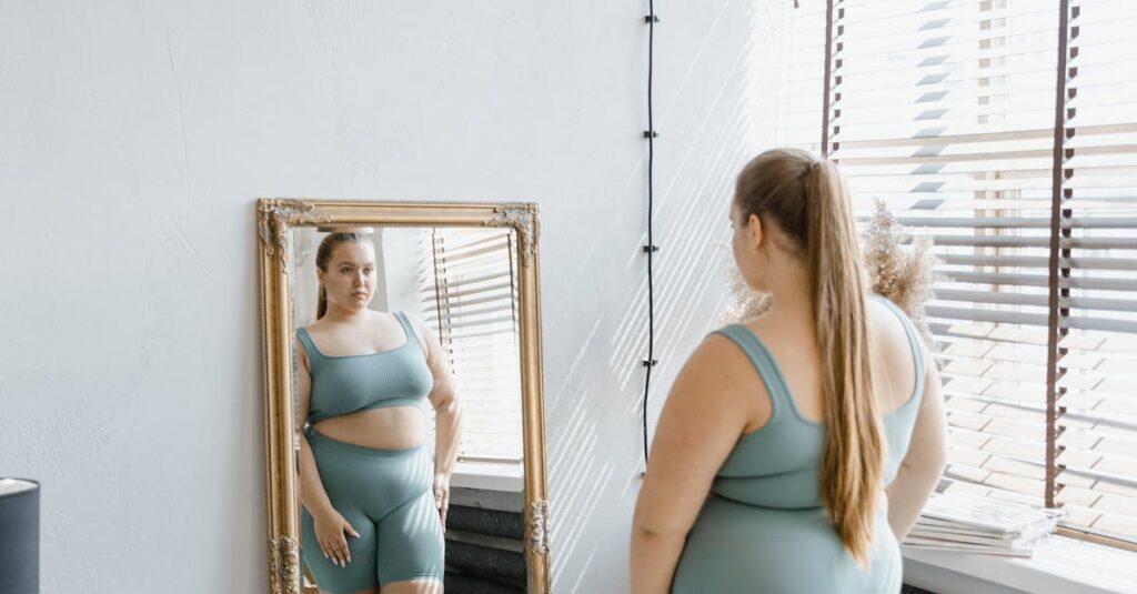 静かに自分の本音を受け止める女性の姿、やさしい表情で自己を抱きしめるアニメ風イメージ