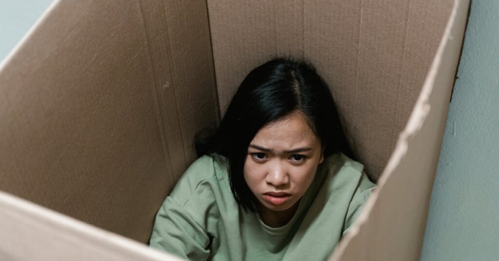 人づきあいに疲れて一人で休む女性の姿