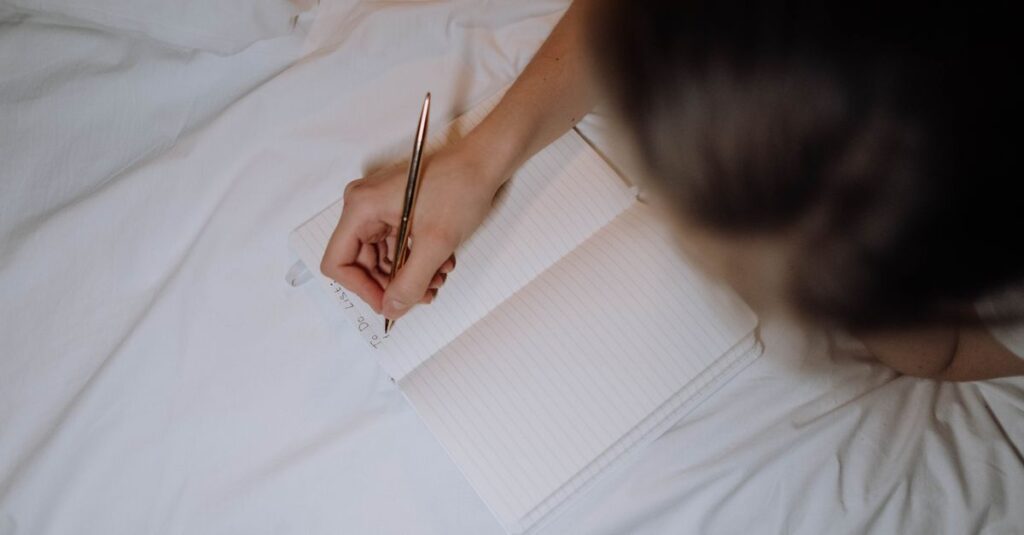ノートに気持ちを書き出す静かな朝のイメージ