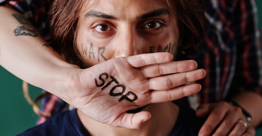 内なる本音に優しく寄り添うメッセージに癒される女性