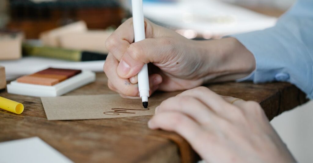 1枚のオラクルカードを手にした女性がご縁のメッセージを静かに受け取る様子