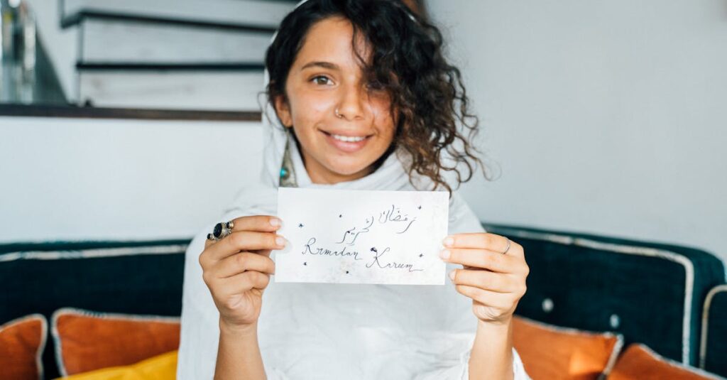 スピリチュアルなつながりを信じる女性が優しく微笑みながら空を見上げる静かなひととき