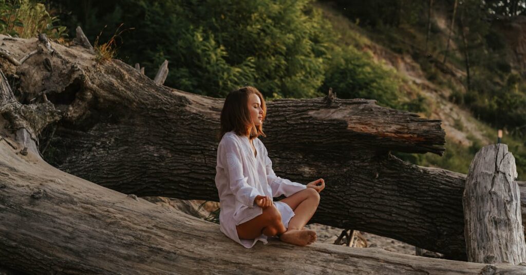 女性が心の土台を見つけたように穏やかな表情で自然と向き合っている姿