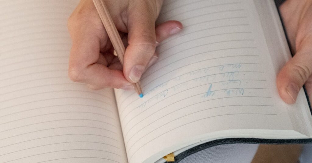 ノートに気持ちを書き出す静かな朝のイメージ