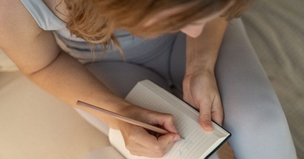 ノートに気持ちを書き出す静かな朝のイメージ