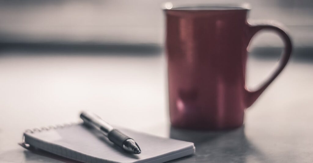 タロットを活用した1日の感情記録や自己対話ワークを行う女性の穏やかなアニメ風シーン