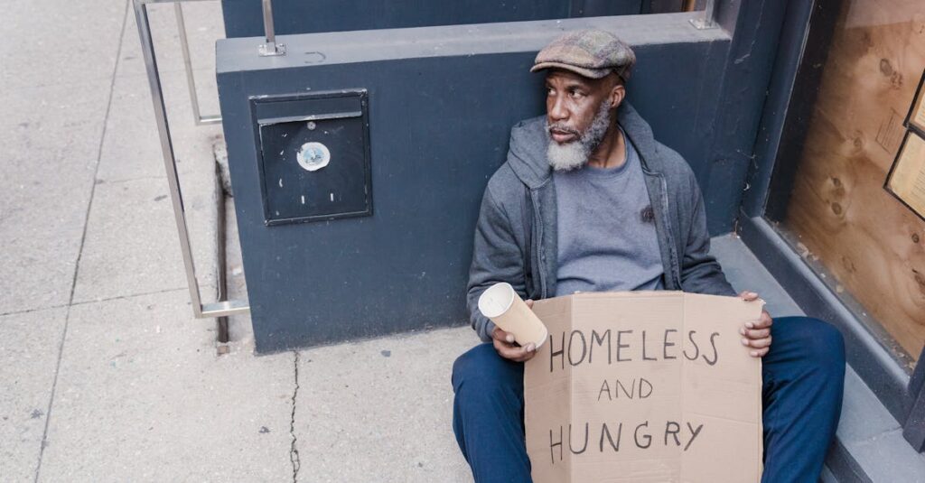 人生に悩む若者がアニメの世界に癒しと答えを見出そうとしている様子