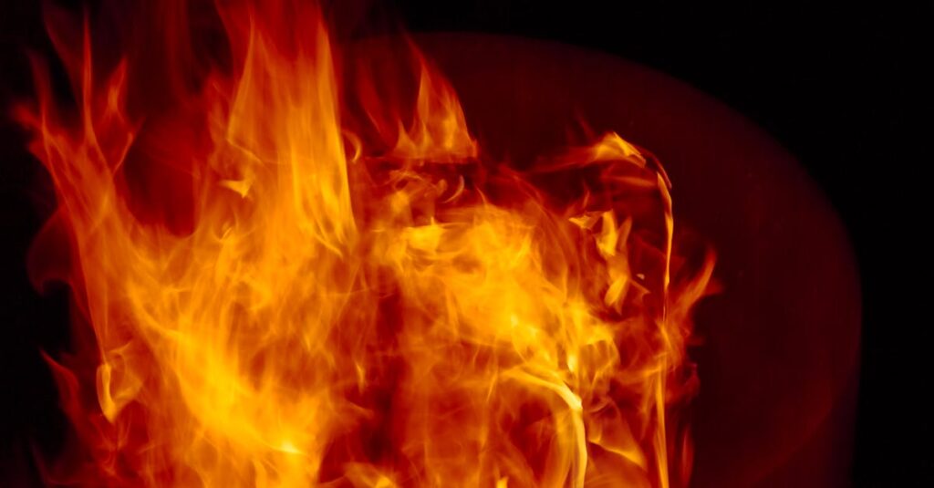 ツインレイとの関係で変化していく女性の内面と、自己成長のプロセスを表す象徴的な光の演出