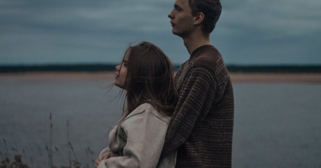 アニメで共感し涙を流すキャラクター、心に寄り添うシーンのイメージ