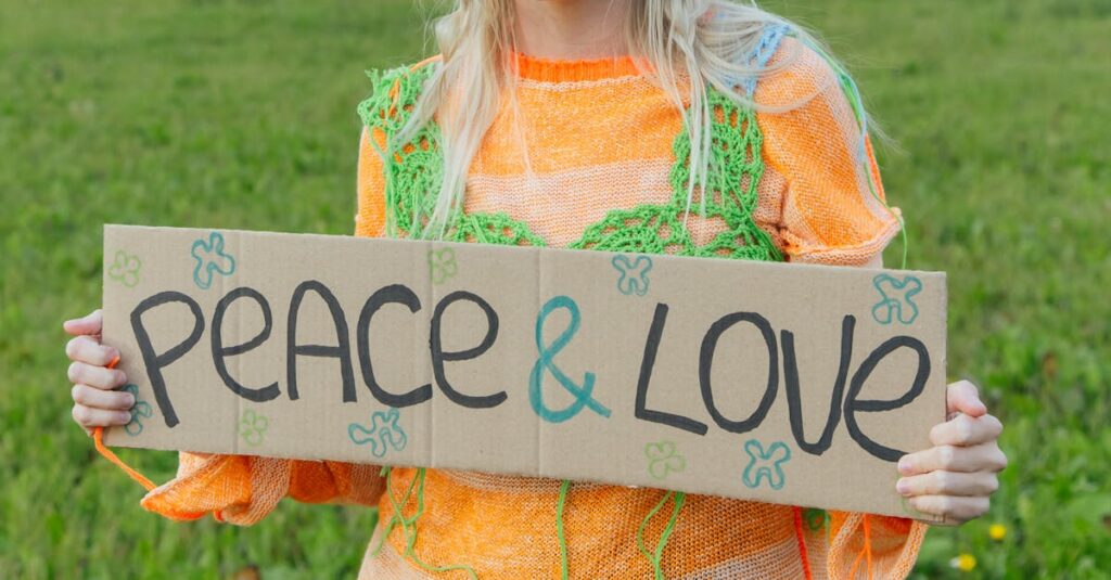 胸に手をあて自分の気持ちに向き合うアニメキャラクターの横顔