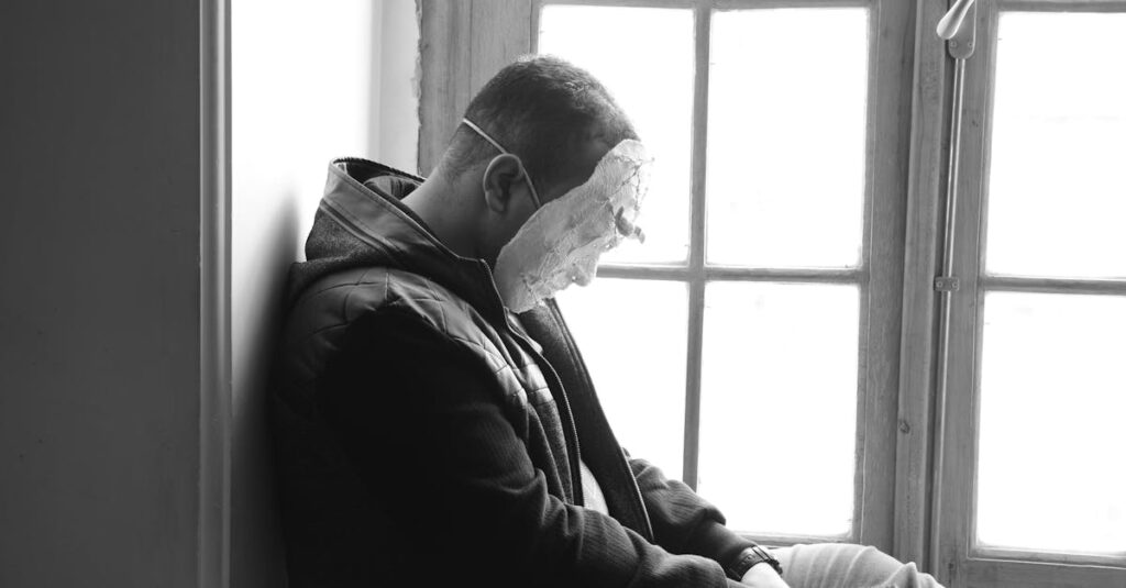 窓辺でひとり静かに座る少年。言いたいのに言えない言葉が、心の中に積もっていく。