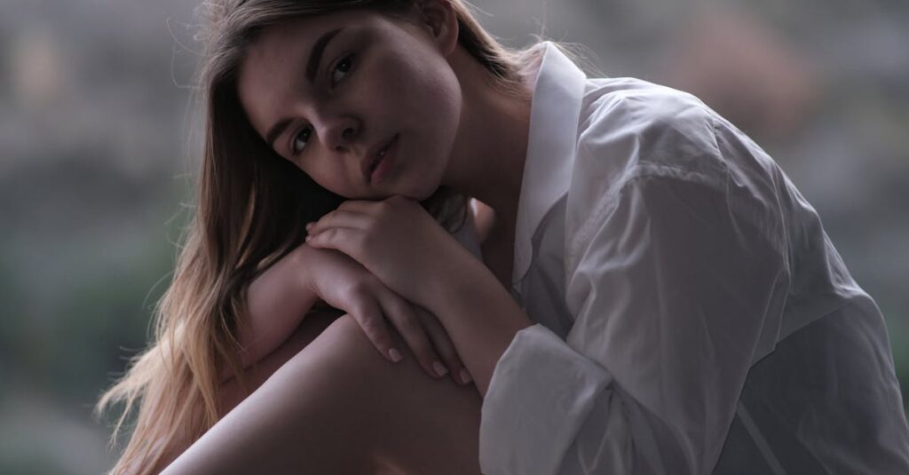 静かな光の中で遠くを見つめるエルフの女性。感情に気づくのに、時間がかかってもいい。