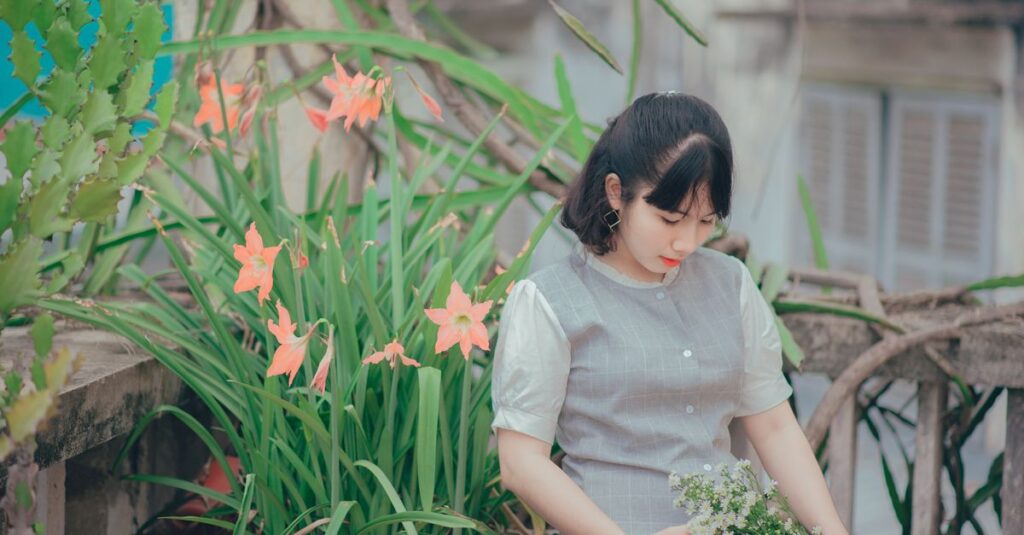 やわらかな光の中で静かに微笑む女の子。怒りの奥に、誰よりもやさしい心がある。