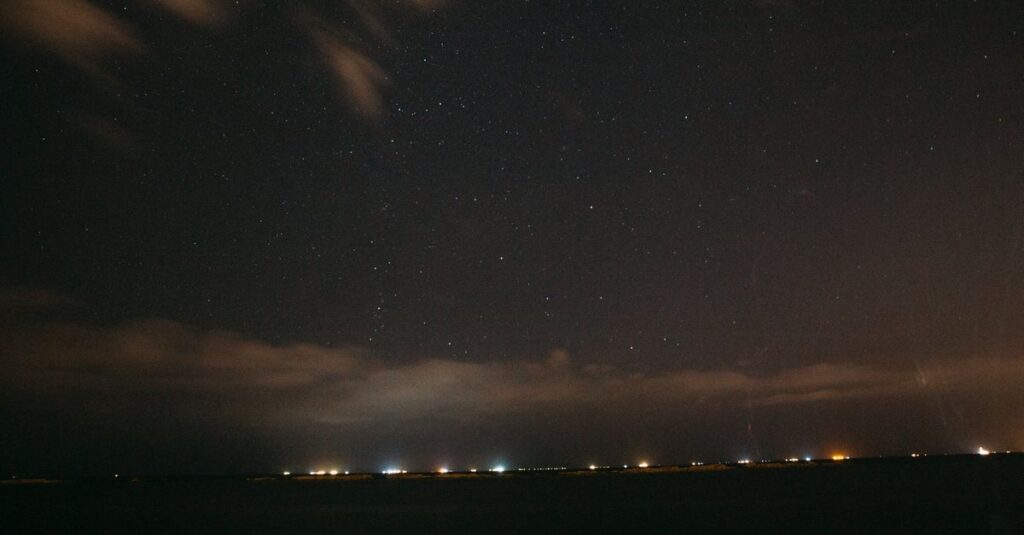 静かに輝く夜空の星々。誰とも違っていても、あなたの星はちゃんとそこにある。
