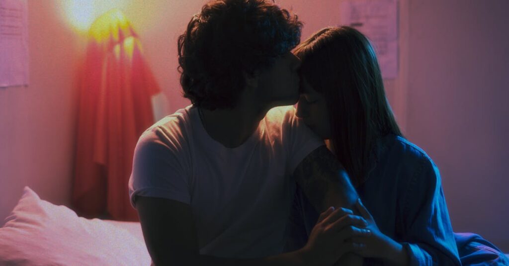 やわらかな光の中でそっと微笑むエルフの女性。感情を知ることは、誰かを愛すること。