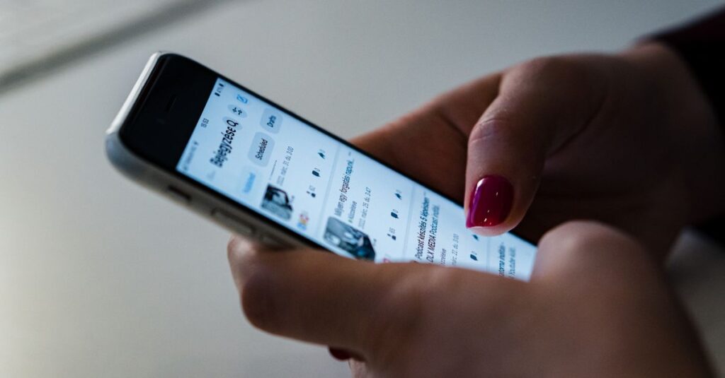 スマートフォンでメッセージをやり取りする手元。気軽につながれる、安心のかたち。