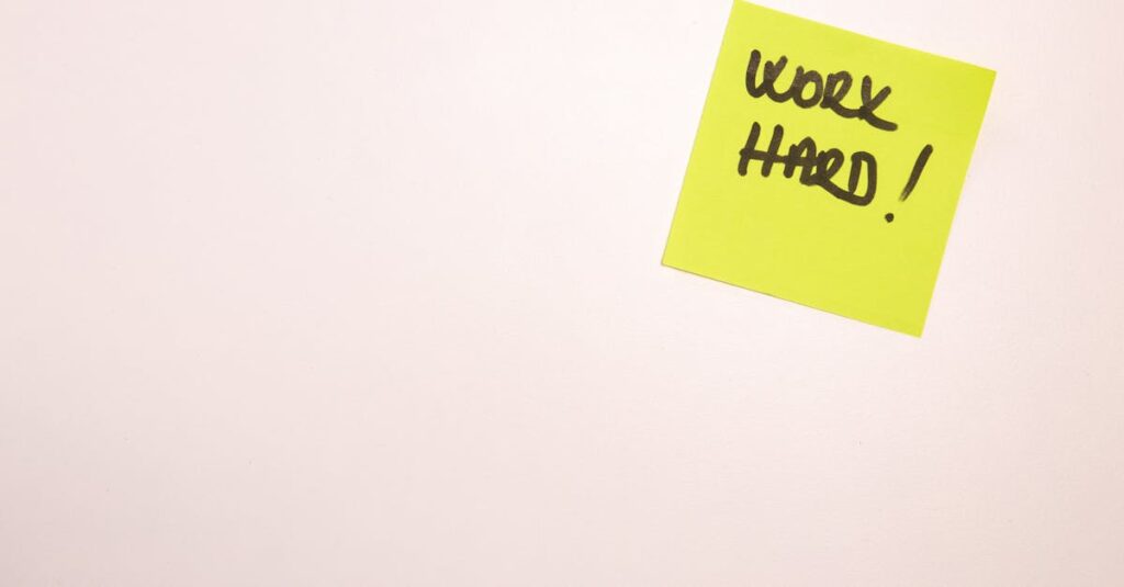 一生懸命勉強する女の子。不器用でも、大切な人のために頑張ろうとする姿がアーニャらしい。