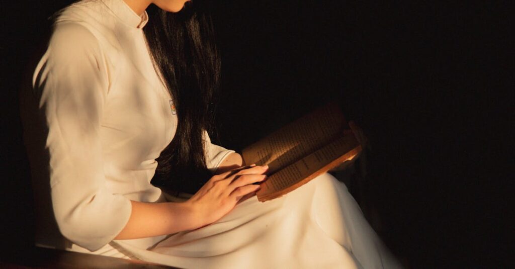 やわらかな光の中で静かに自分と向き合う人。人との距離感は、まず自分を知ることから始まる。