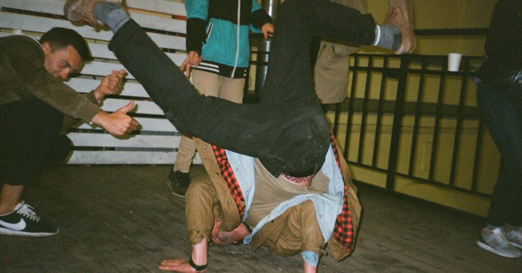 自分の選択を受け入れてくれる友人たちに囲まれるアニメキャラ