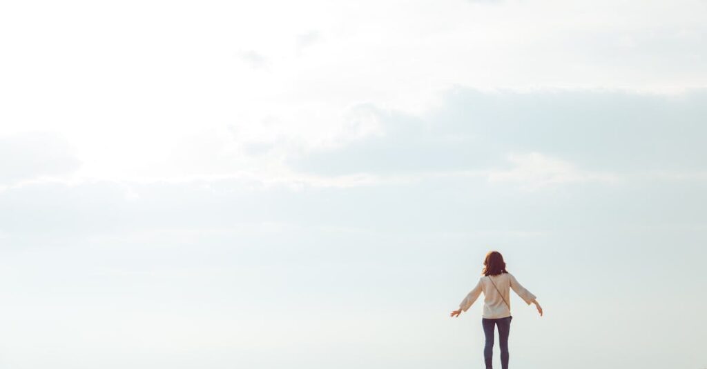 広い空間へ踏み出す女性。ラベルの外に広がる、もっと自由な自分。