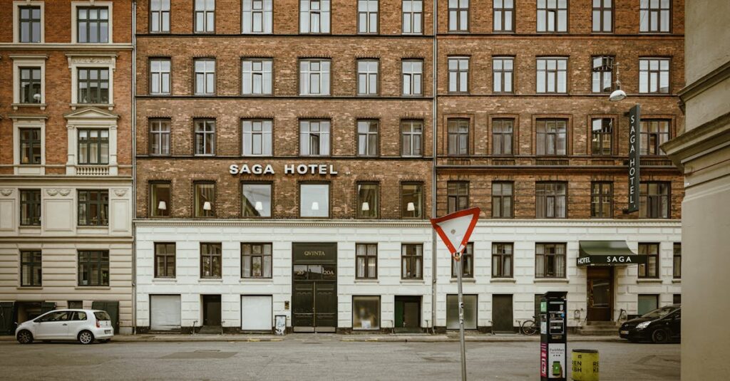 戦いをやめたトルフィンが静かな畑に立つ希望の描写