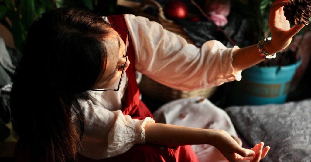 静かに自分の気持ちと向き合う女性。嫉妬を責めるのではなく、そっと受け取る時間。