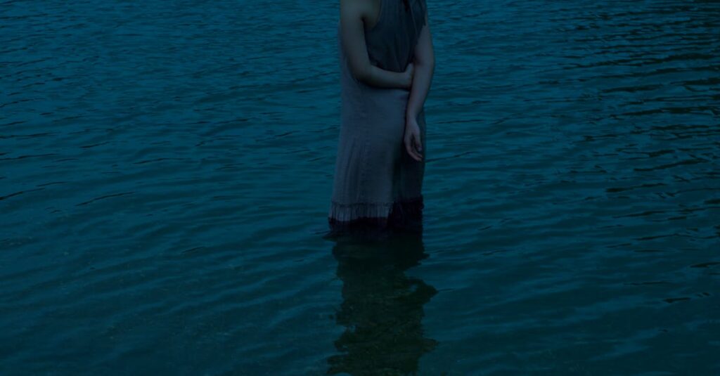 夕暮れの光の中で静かに微笑む女の子。孤独と共存することを、少しだけ受け入れた表情。