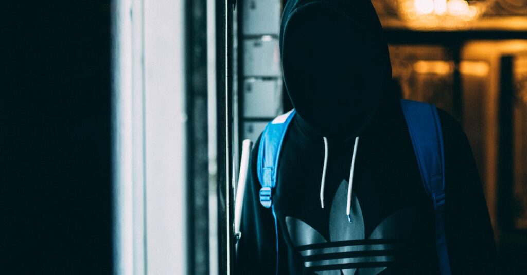 仮面をかぶって本音を隠すアニメキャラクターのシルエット