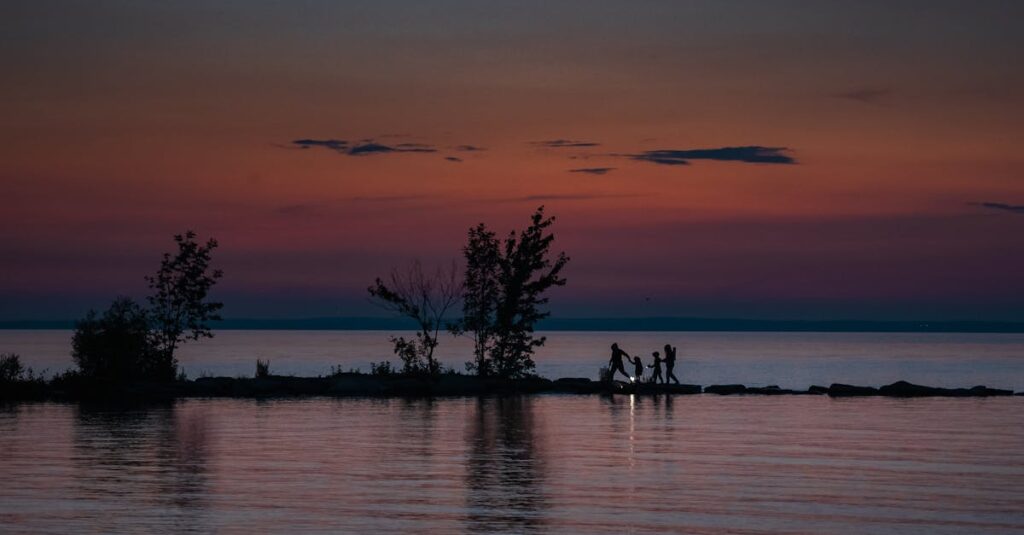 夕暮れの光の中を歩く家族のシルエット。あなたにとって家族とは、どんな存在ですか。